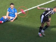 Cầu thủ Anh bị đuổi sau tình huống 'trả đũa' ngớ ngẩn