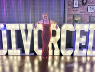 Bà mẹ 2 con thuê DJ mở tiệc ăn mừng ly hôn