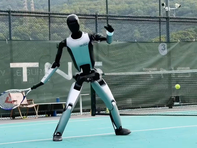 HLV cũ của Serena Williams bật cười xem robot chơi quần vợt