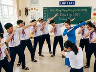 Giáo viên có nên rủ học sinh quay TikTok ngay trong trường học, sao 'trend' nào cũng 'đu'?