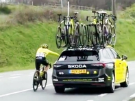 Đội đua xe đạp hàng đầu thế giới xin lỗi vì để ôtô kéo VĐV