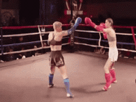 Làng Muay Thái dậy sóng vì nữ võ sĩ vừa chạm găng đã đá knock-out đối thủ