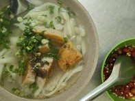 Quán bánh canh cô Sương Vũng Tàu gần trăm tuổi, không có gì ngoài chả cá