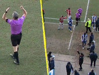 Drone quấy rối, trọng tài bóng đá Anh cho cầu thủ rời sân giữa trận