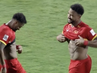 Bị chê tăng cân, Xuân Son vạch áo cho cả triệu người... đếm múi