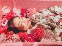 Vì sao người trẻ Nhật Bản chui vào quan tài để... thiền?