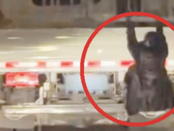 Bám càng xe tải để 'bắt gian' chồng