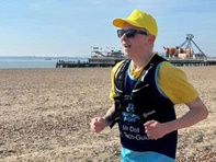 VĐV khiếm thị chạy marathon nhờ “mắt” từ xa