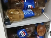 Chủ nhà 'đứng hình' khi khách trọ trữ hàng trăm chai nước tiểu