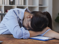 Ngủ 5 tiếng trong giờ làm việc để phản đối lương thấp