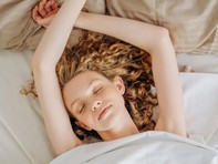 Quiz: Vị trí đặt tay khi ngủ tiết lộ tiềm năng thật sự của bạn