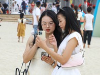 Hàng ngàn du khách đổ về biển Đà Nẵng dịp nghỉ lễ Giỗ Tổ