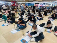 Có một cuộc thi gọi tên 'người cắn hạt hướng dương nhanh nhất'