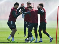 Lý do cầu thủ Arsenal giữ bút chì giữa đầu ngón tay khi tập luyện