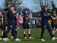 Trận đấu ở Anh nhốn nháo vì trọng tài biên 'đi lạc' 200km