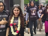 Bố 'đánh trống thổi kèn' mừng con gái ly hôn