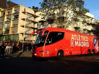 Fan Barca gây náo loạn ngoài sân, Atletico Madrid gieo sợ hãi trong sân