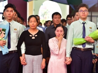 Học sinh TP.HCM kể về mẹ nuôi trong lễ trưởng thành, nhiều người bật khóc