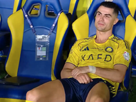 Ronaldo chết lặng nhìn đồng đội ‘phá’ hỏng tiệc vô địch sớm