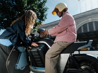 Xe máy điện cho người không có ô tô: Cốp to gấp 3 lần Honda Lead, chở được cả tuần đồ ăn, 140km/sạc