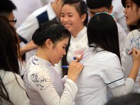 Ký tên lên áo đồng phục cuối cấp là ký ức đẹp hay sự lãng phí?