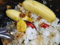 Ăn cơm với trái cây: Món ngon ‘nhức nách’ hay từ thói quen lao động?