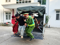 Chở người nhà ngộ độc lá ngón đi cấp cứu thì bị tai nạn, công an xã có mặt hỗ trợ