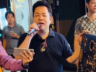 Quang Lê hát loa kẹo kéo ở đường phố gây sốt