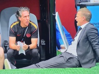 HLV tuyển Canada gây tranh cãi với khoảnh khắc 'ngồi chill' ở World Cup