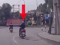 Nữ ninja gặp nạn vì chạy xe máy kiểu 'dương đông kích tây'