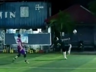 Thủ môn ngả người móc bóng phản lưới nhà siêu ngầu