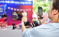 Đến gian hàng JCB, quẹt 'một chạm' uống trà sữa, nhận quà