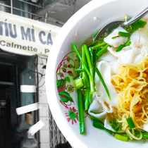 Podcast: Đến tiệm ăn hủ tiếu mì cá trứ danh Sài Gòn