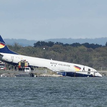 Tin thế giới 25-9: Một sân bay ở Pháp đóng cửa vô thời hạn do máy bay lao xuống hồ