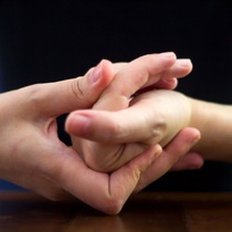 Podcast: Bẻ xương khớp kêu 'rắc rắc' cho khỏi mỏi có tốt cho cơ thể?
