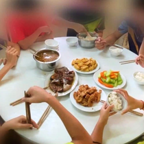 Podcast: Mâm cơm 800.000 đồng của 'anh Nuôi' có gì mà được chia sẻ rầm rộ?