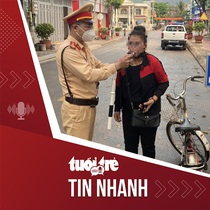 Tin tức tối 29-3: Người phụ nữ đi xe đạp bị xử phạt vi phạm nồng độ cồn