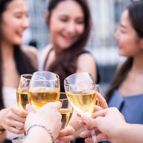 Podcast: Nhiều quý cô thích gặp gỡ trên bàn nhậu, thay cho cà phê, ăn uống