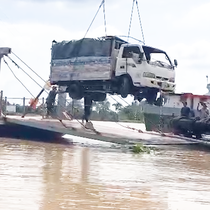 Lời kể của tài xế thoát nạn vụ xe tải trên phà cắm đầu xuống sông Tiền