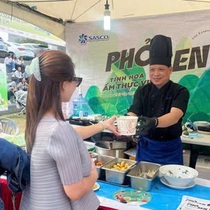 Thực khách Hàn Quốc thích thú với phở Việt, bánh mì, chả giò tại Vietnam Phở Festival 2024