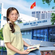 Khát vọng vào đại học của cô gái vừa học bài vừa dỗ mẹ bệnh tâm thần