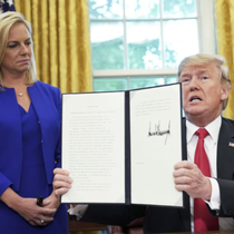 Hồi hộp chờ ông Trump đảo ngược hàng chục sắc lệnh hành pháp của ông Biden
