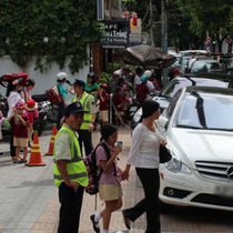 Cần có lực lượng điều phối giao thông giờ tan học?