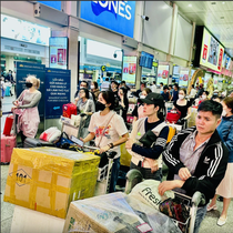 Sân bay Tân Sơn Nhất 'vỡ trận' mùng 8 Tết