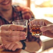 Uống rượu ngày hôm sau mới say, có phải do gan tốt?