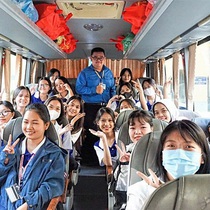Về quê trên chuyến xe ân tình