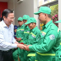 Công nhân vệ sinh: '32 năm, tôi chưa từng được đón giao thừa cùng mẹ'