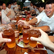 Mặt đỏ, mặt xanh sau khi uống rượu bia có liên quan gì tới nhóm máu?