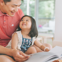 Làm sao để con trẻ thích đọc sách hơn chơi điện thoại?
