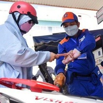 Nhân viên cây xăng bị khách hàng cự vì tự ý làm chẵn số tiền lẻ